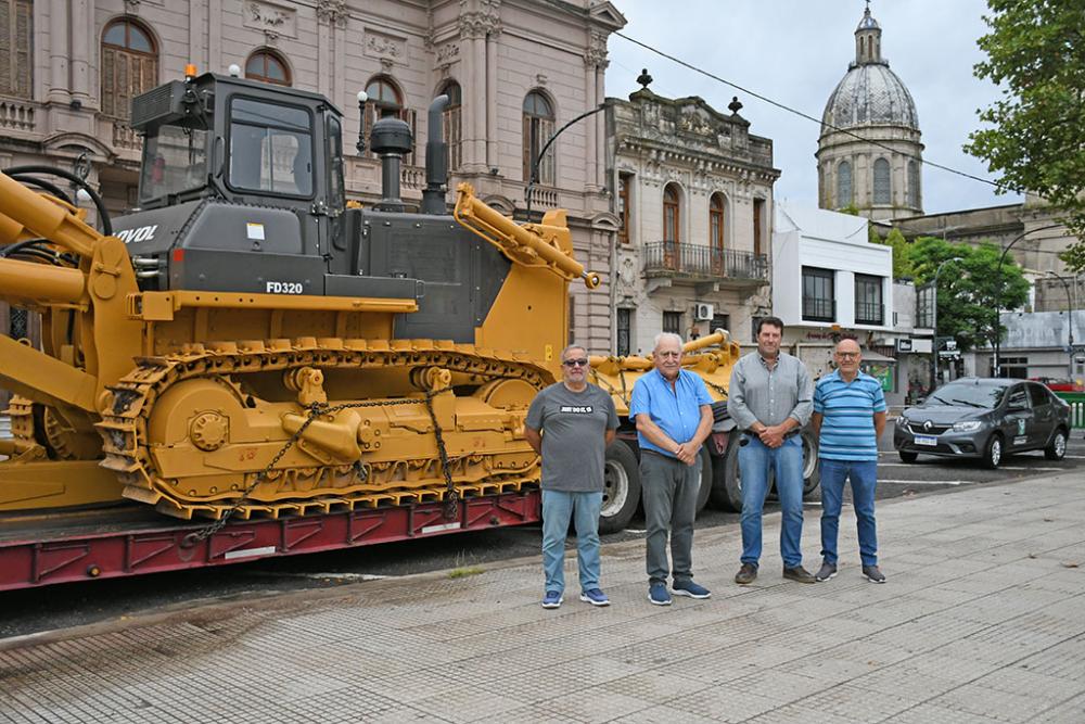 Chivilcoy presentó una topadora para la gestión de residuos y un nuevo automóvil