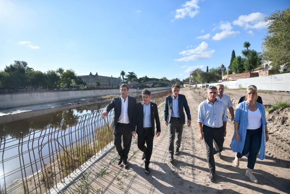 Kicillof recorrió los avances de las obras en el Río Luján