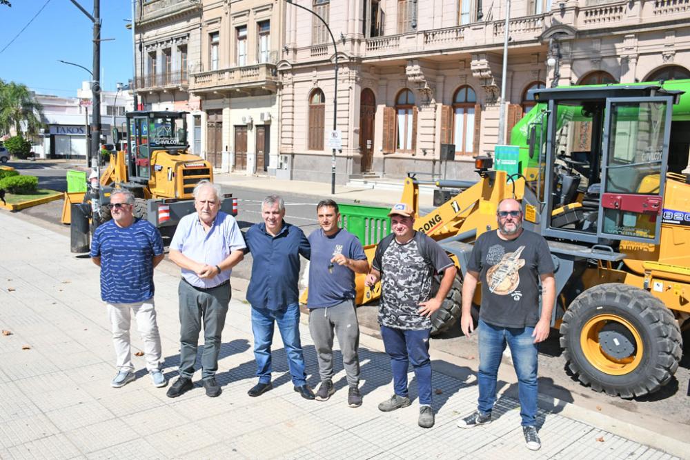 Britos presentó dos palas cargadoras que se suman para el área de Servicios Públicos