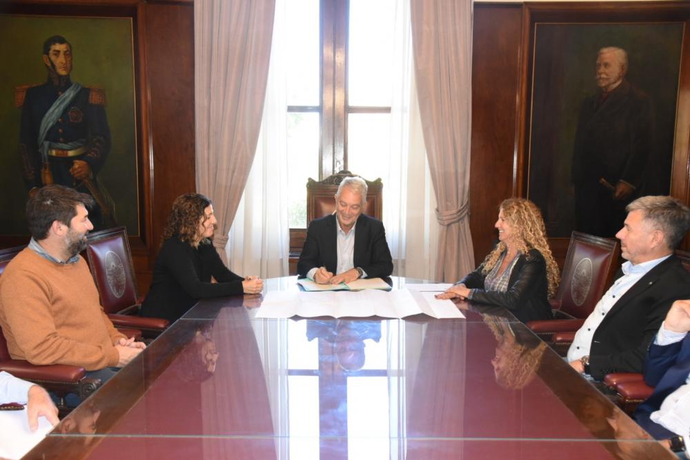 Histórico: el intendente Alak escrituró el Parque Industrial La Plata II