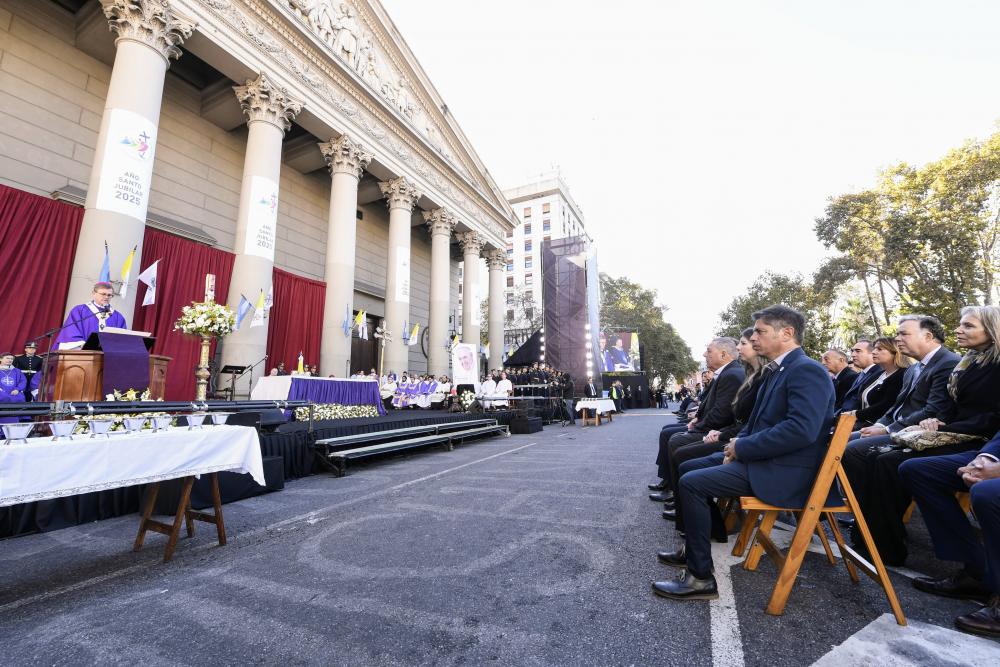 Kicillof participó de la misa en la Catedral Metropolitana por el fallecimiento del Papa Francisco