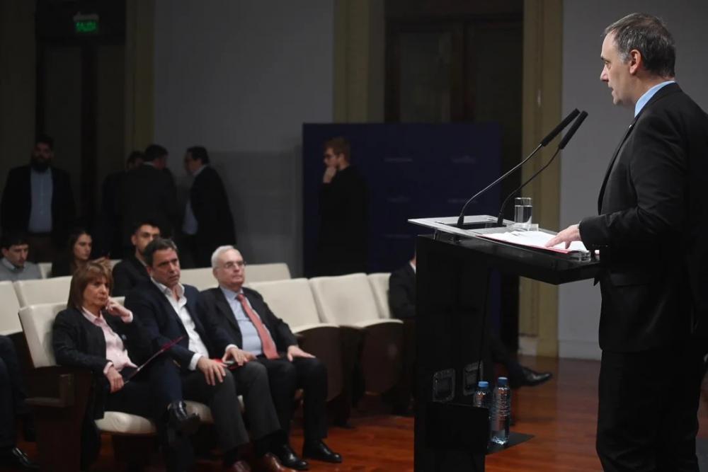 El Gobierno anunció una reforma migratoria: endurecimiento para obtener las residencias y expulsiones