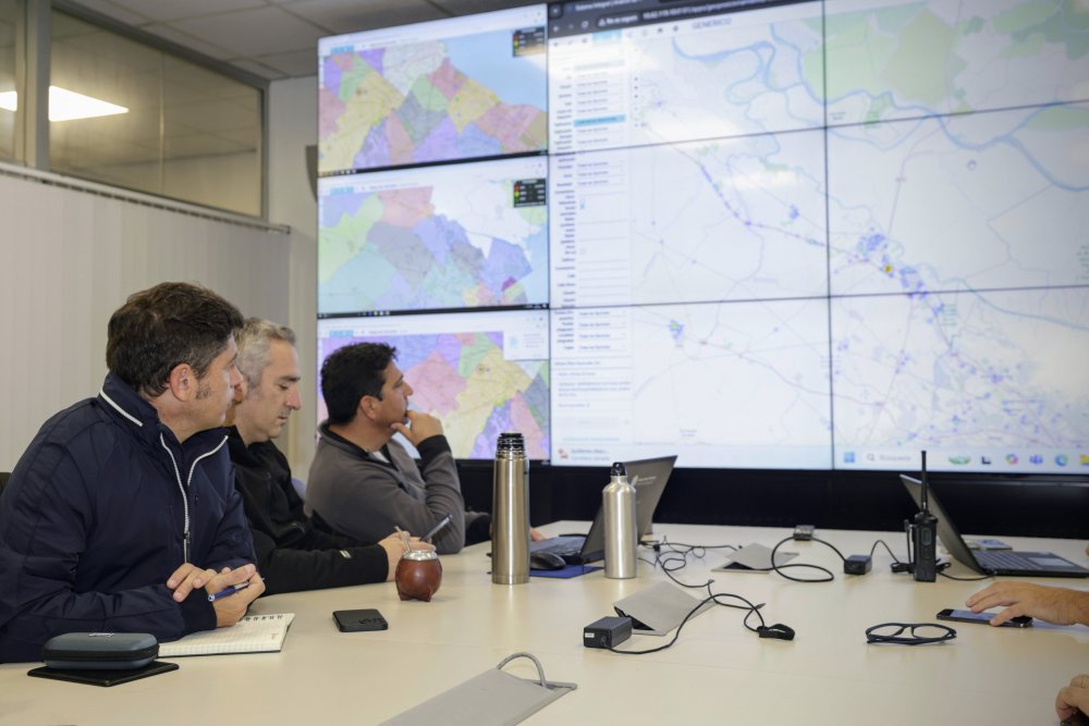 Kicillof encabezó una reunión de emergencia en el centro operativo que coordina la asistencia frente al temporal