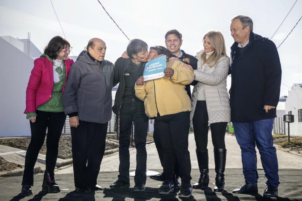 Kicillof y Magario entregaron 110 viviendas a familias de Berazategui