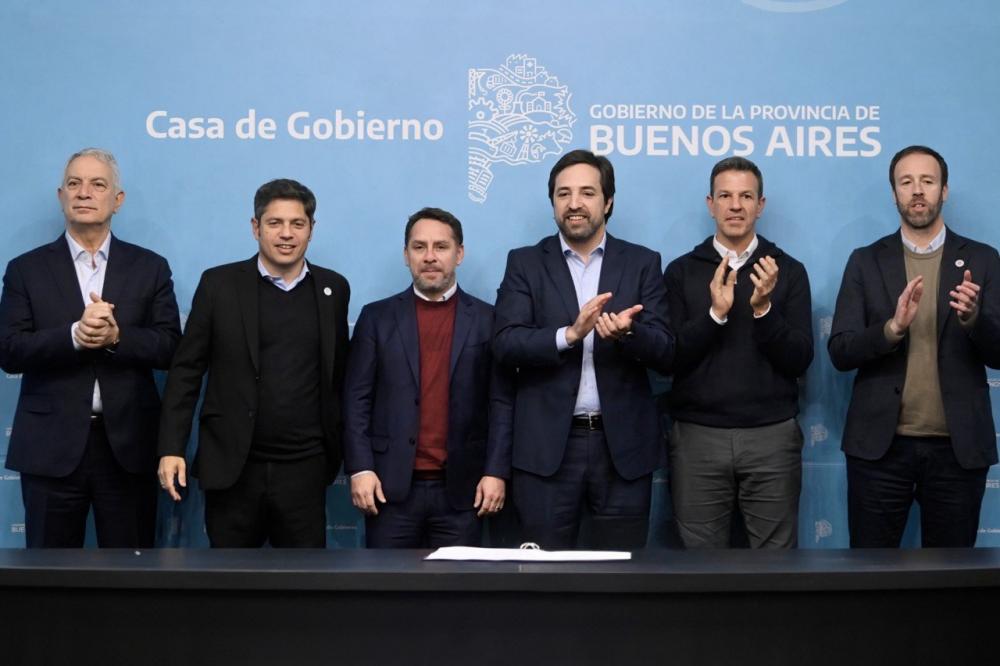 Kicillof entregó equipamiento informático para hospitales provinciales y municipales