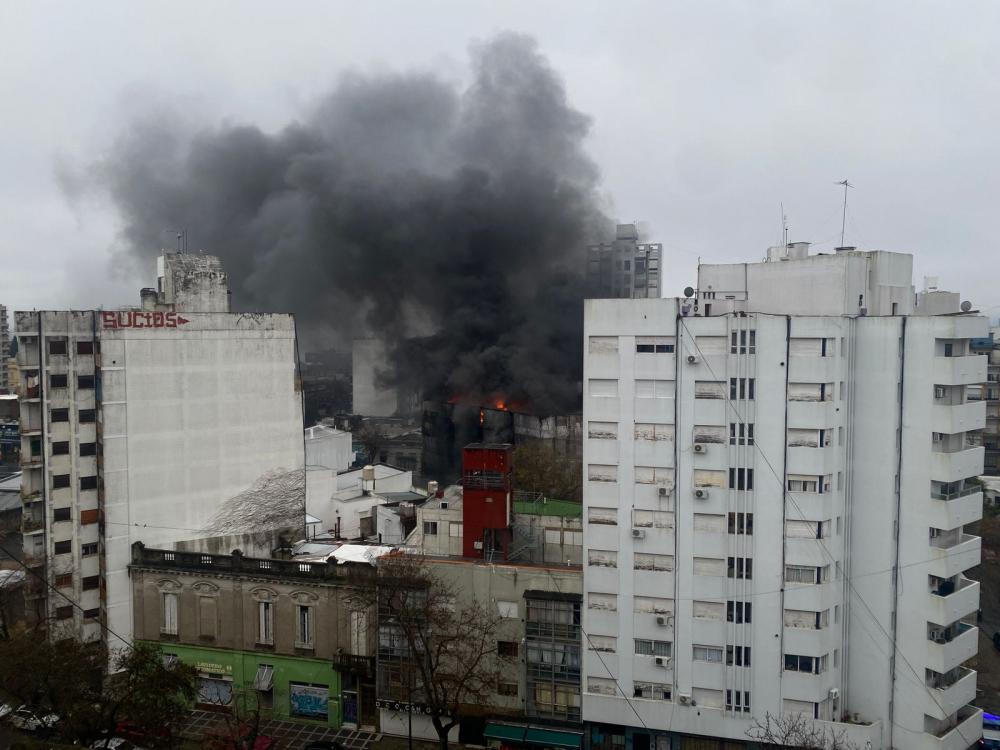 La Plata: voraz incendio en un depósito en diagonal 77 y 48