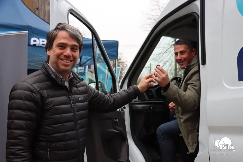 En medio de las quejas por el servicio, el presidente de ABSA se pasea con una campera de medio millón de pesos