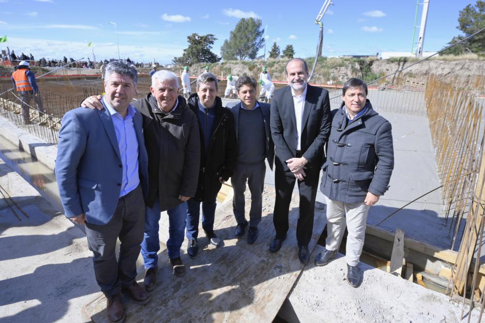 Kicillof recorrió los avances de las obras del plan hídrico y de restauración del Hospital Penna