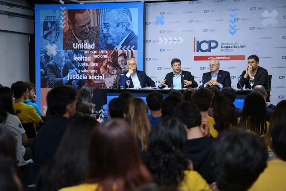 Kicillof encabezó una charla con estudiantes del Instituto de Capacitación Política
