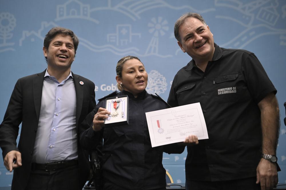 Kicillof entregó condecoraciones a oficiales de la policía provincial