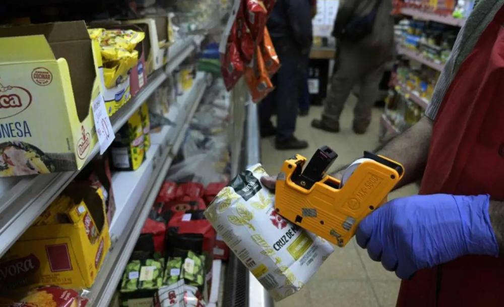 Por la suba del dólar, empresas remarcan precios con subas de entre 3% y 9%