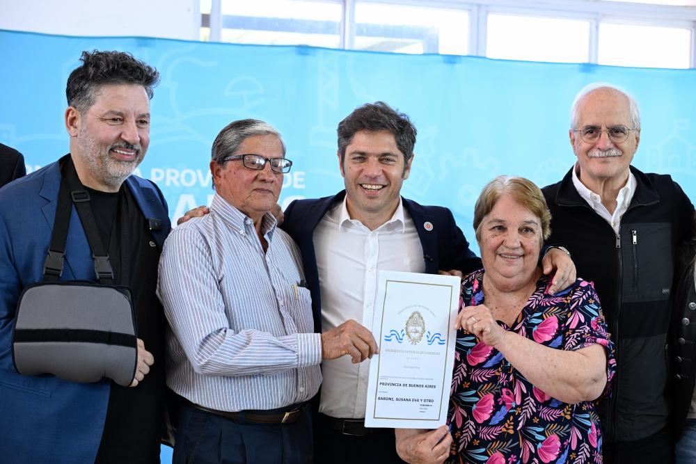 Kicillof entregó escrituras gratuitas a familias de Merlo