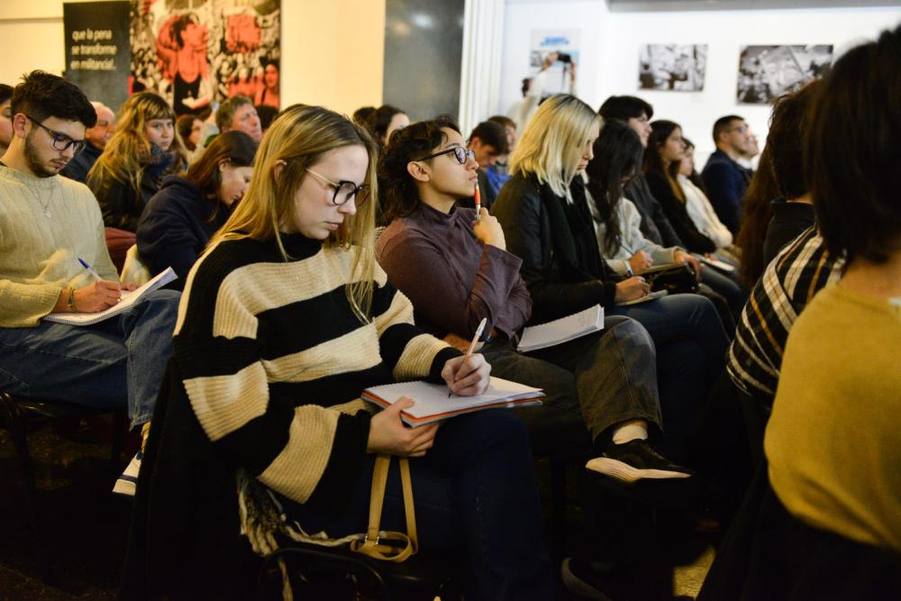 Turno de feminismos y nuevas agendas de género en el curso de Formación Política con la ministra Estela Díaz de expositora