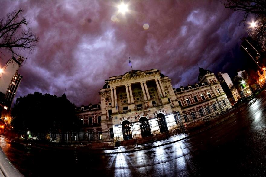 Crónica de lo invisible: relatos paranormales en edificios públicos de La Plata