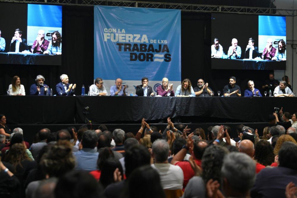 Kicillof en modo campaña: acto masivo y mensaje de unidad en Atenas