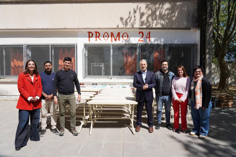 Alak inició obras viales en Romero y entregó mobiliario en una escuela de la zona