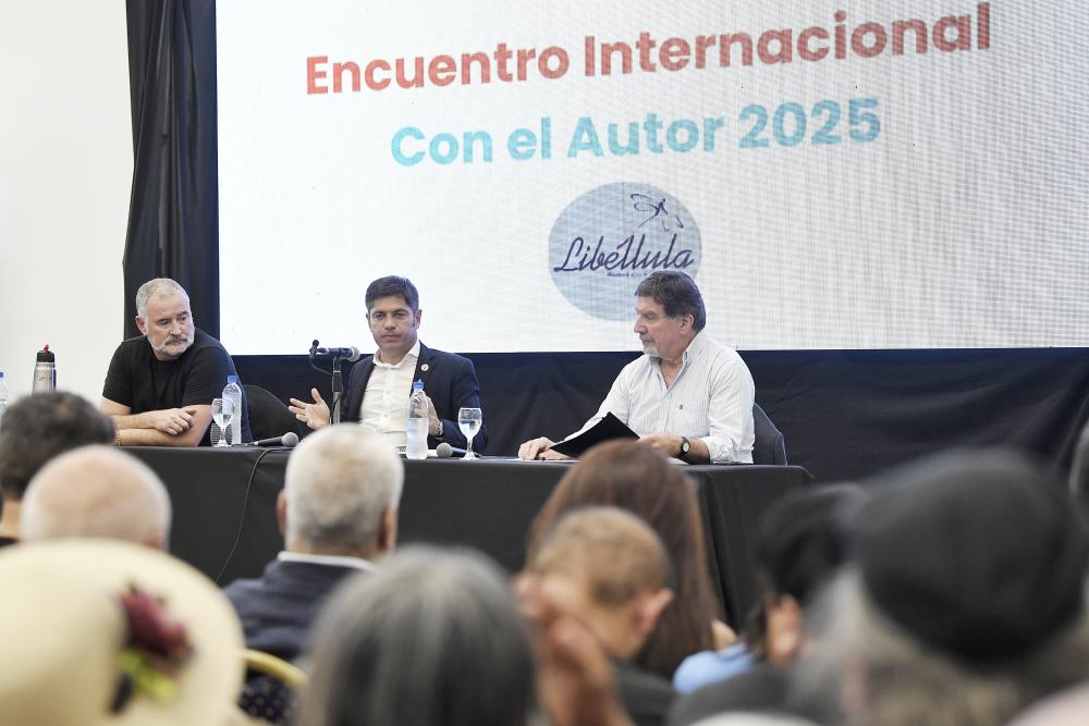 Kicillof participó de un encuentro cultural y literario con críticas a Milei