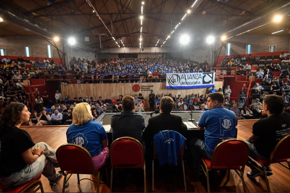 Kicillof participó de la renovación de autoridades de la Juventud Universitaria Peronista