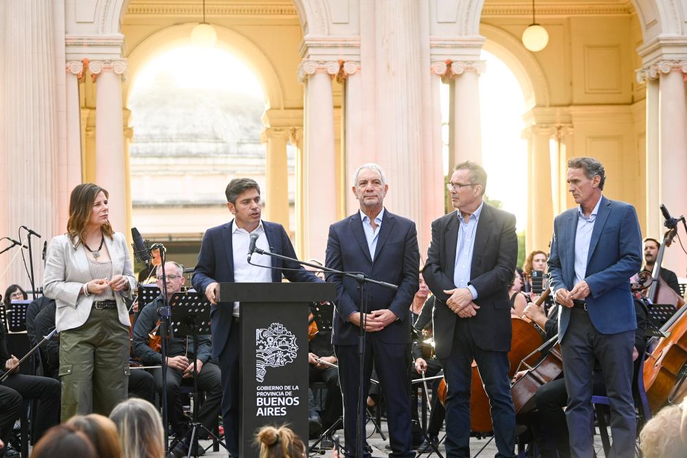 Kicillof encabezó el inicio de las obras de restauración integral del Teatro del Lago