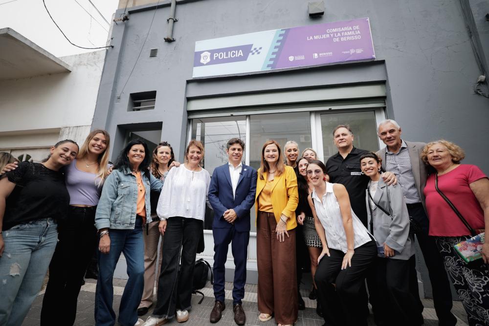 Kicillof inauguró un playón deportivo y un nuevo espacio para la Comisaría de la Mujer