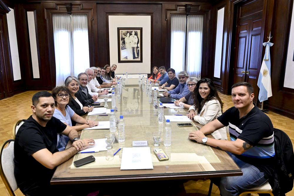 Kicillof recibió a autoridades de la Internacional de Educación y refrentes del sindicalismo global
