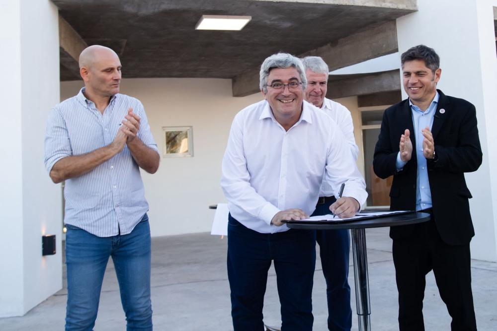 Kicillof y Javier Rodríguez firmaron un acuerdo para mejorar caminos rurales en Alberti