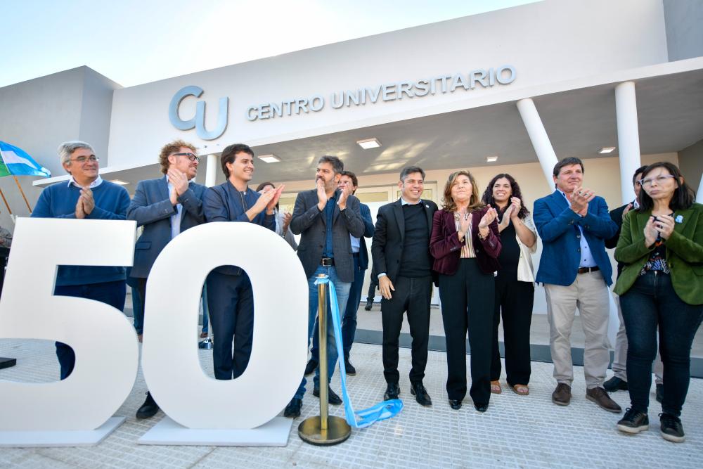 Kicillof inauguró un centro universitario en Carlos Tejedor y entregó viviendas en Lincoln