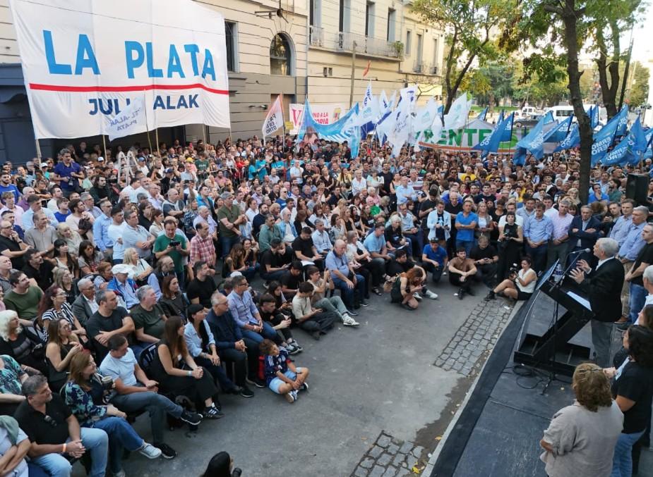 Alak convocó a conformar un gran frente para Axel Kicillof presidente