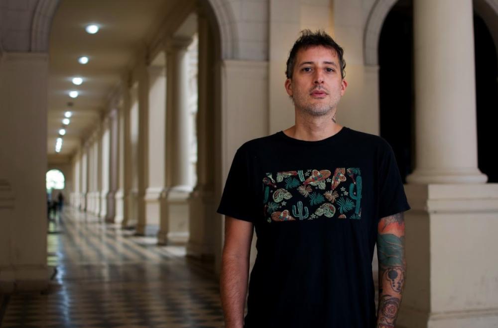 El periodista platense Matías Moscoso publica Chanchos en la ruta, su primera novela