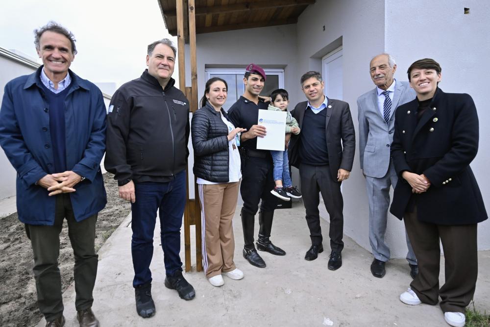 Kicillof entregó viviendas a familias de De la Garma