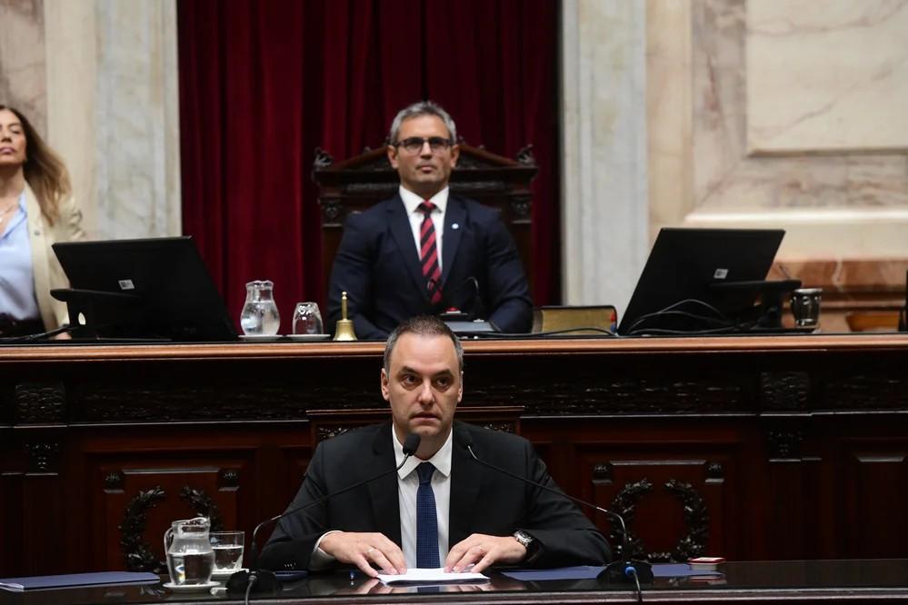 “No voy a renunciar”: Adorni desafía a la oposición en su primer informe de gestión