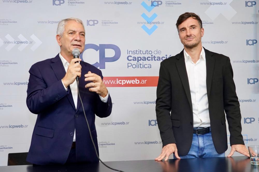 Con Alak y Ghi, comenzó en La Plata un ciclo de conferencias sobre gobiernos y territorios