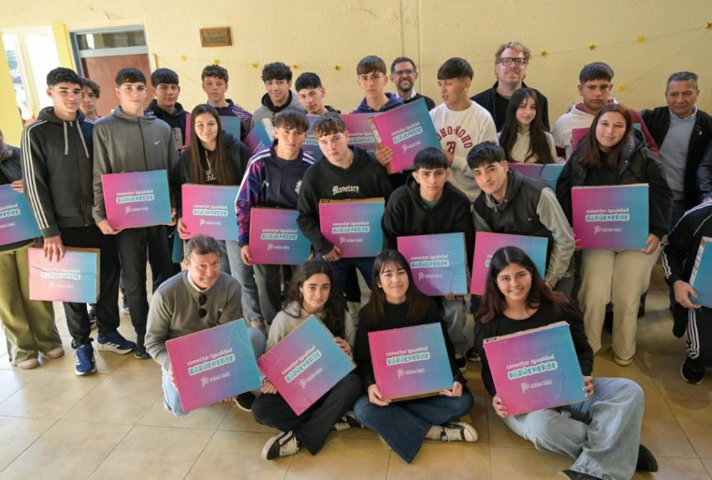 La Provincia entregó computadoras a estudiantes de Dolores y General Guido