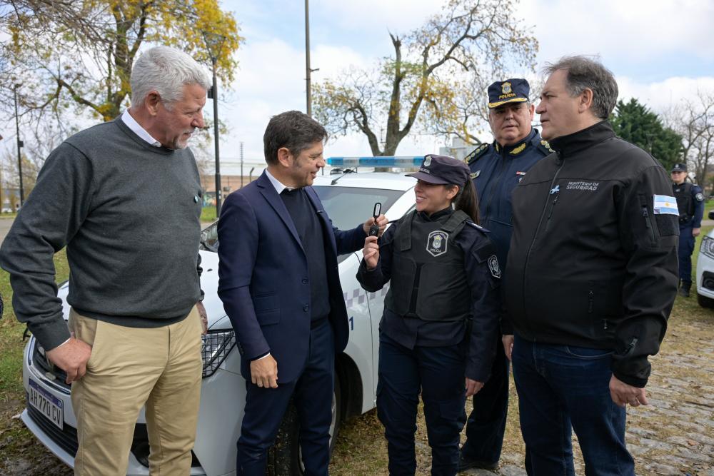 Kicillof entregó nuevos patrulleros y motos para fortalecer la seguridad