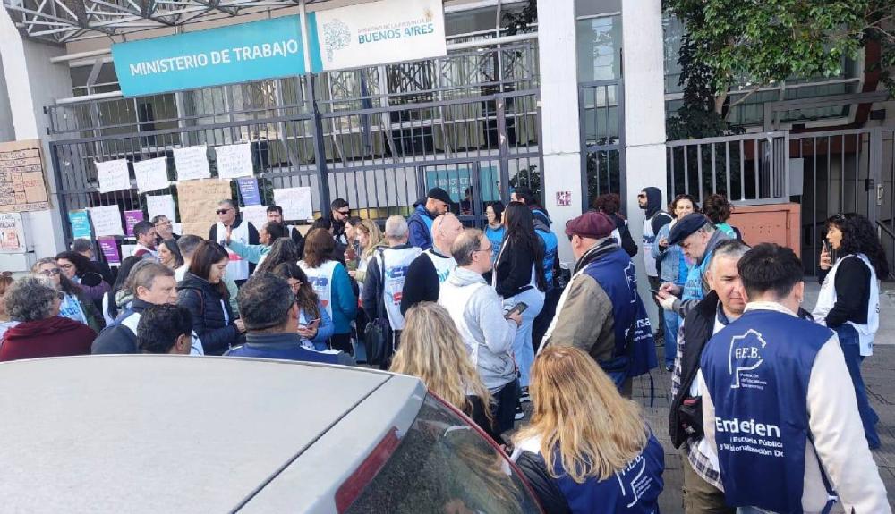Docentes exigieron al Gobierno bonaerense una "urgente recomposición salarial"