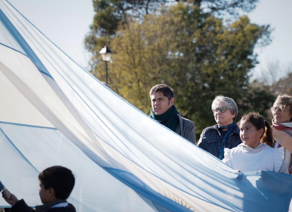 Kicillof encabezó la ceremonia de promesa a la bandera nacional de alumnos de la localidad rural de San Jorge