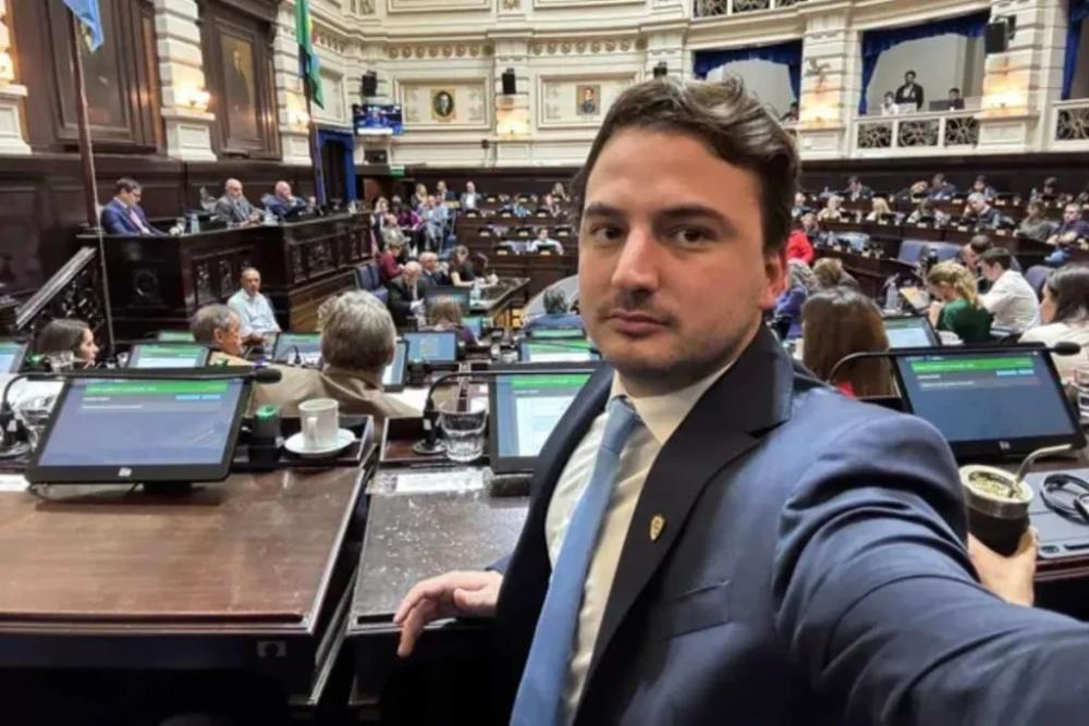 “¿Odian a la Argentina?”: Agustín Romo presentó un proyecto para cobrar salud y educación a extranjeros