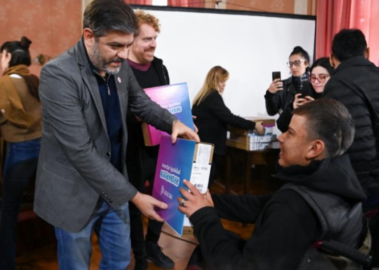 Bianco y Salazar entregaron computadoras de Conectar Igualdad Bonaerense