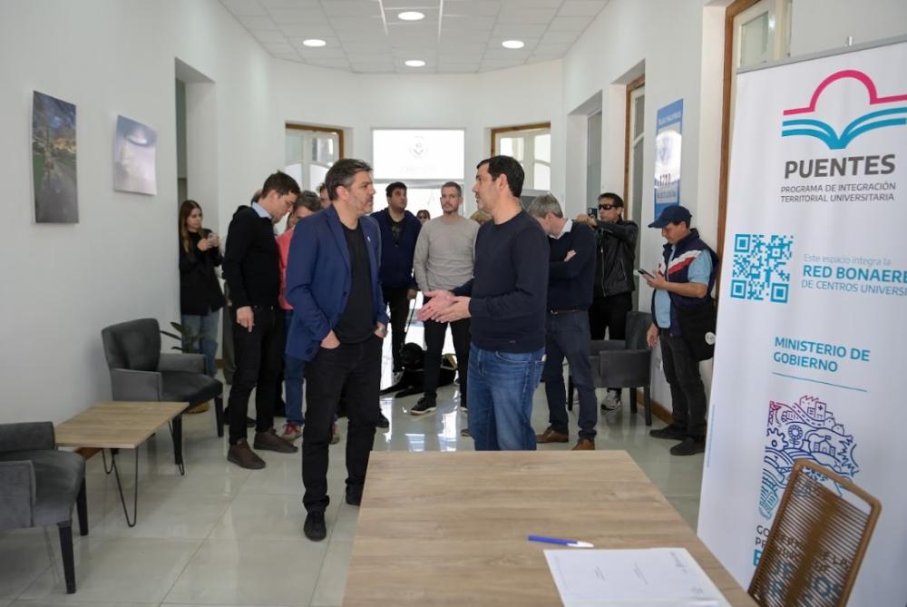 Bianco firmó convenios del Programa Puentes en Lezama y Dolores
