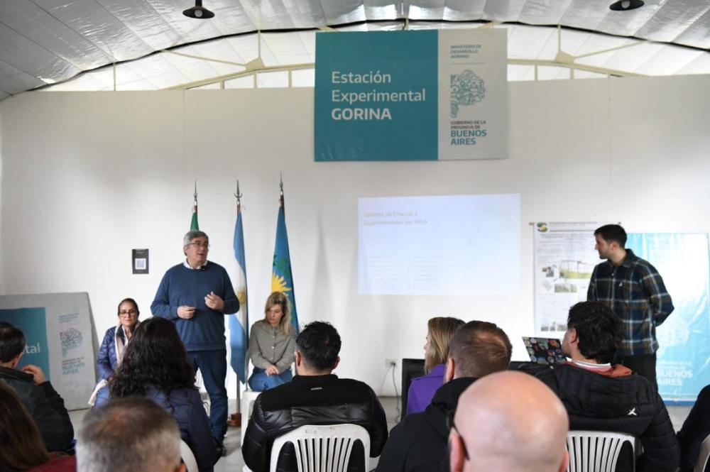 Rodríguez recibió a una delegación brasileña y recorrió los ensayos de bioinsumos de la Chacra Experimental de Gorina