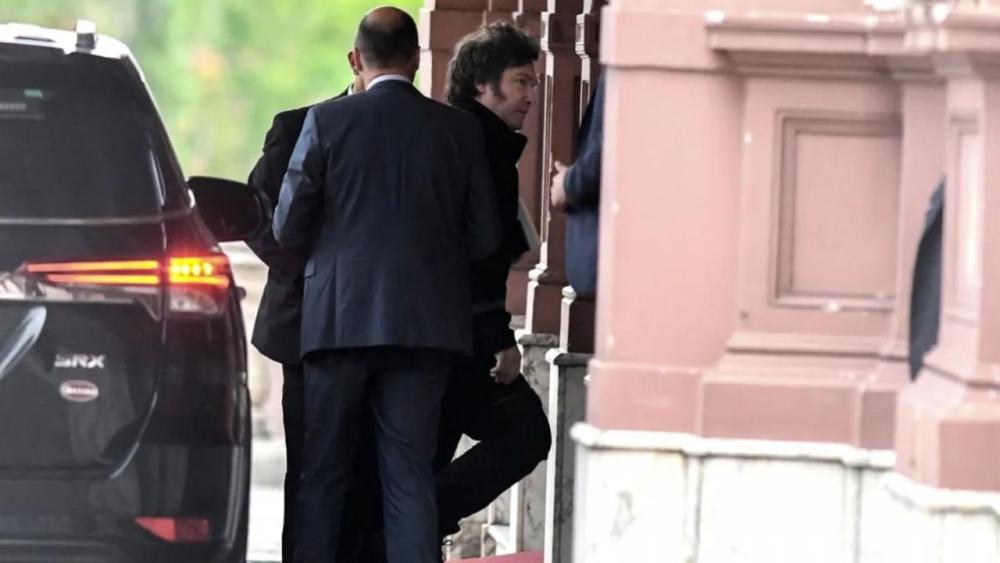 Milei volvió a Casa Rosada tras 25 días y reunió a su Gabinete