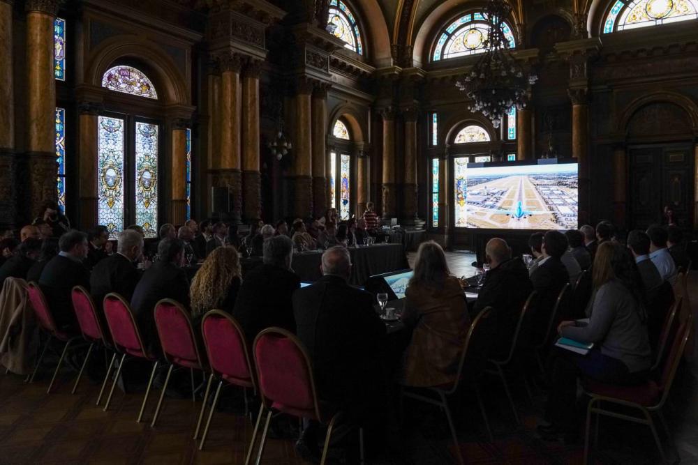 Alak presentó un plan estratégico para reactivar el Aeropuerto de La Plata