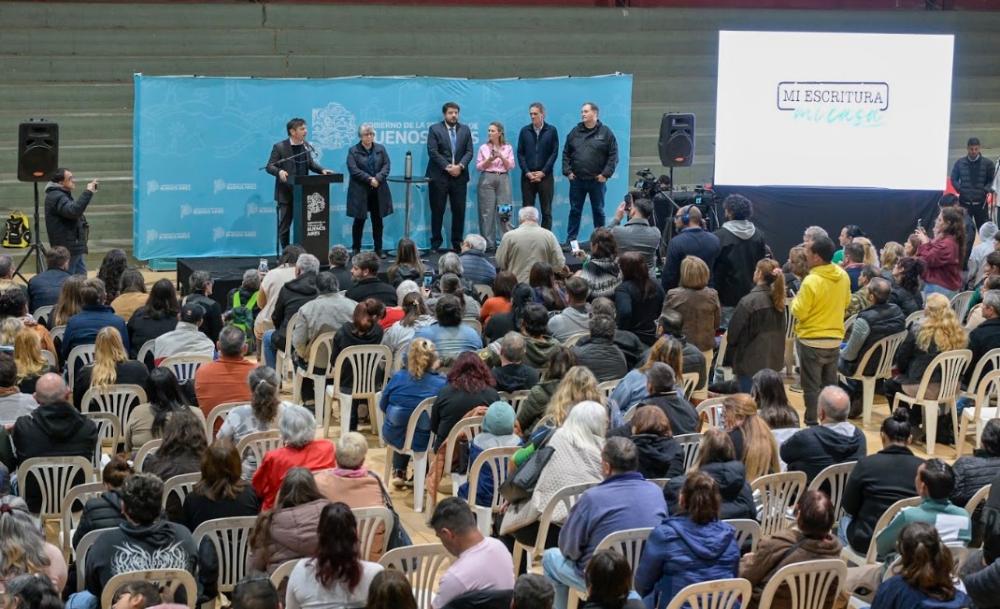 Kicillof entregó escrituras gratuitas a familias de Nueve de Julio