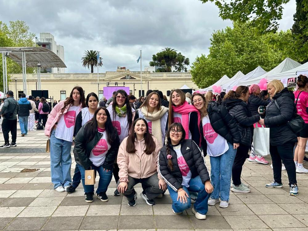 Con pines de cerámica con el lazo rosa, La Plata se unió en una jornada por la prevención del cáncer de mama